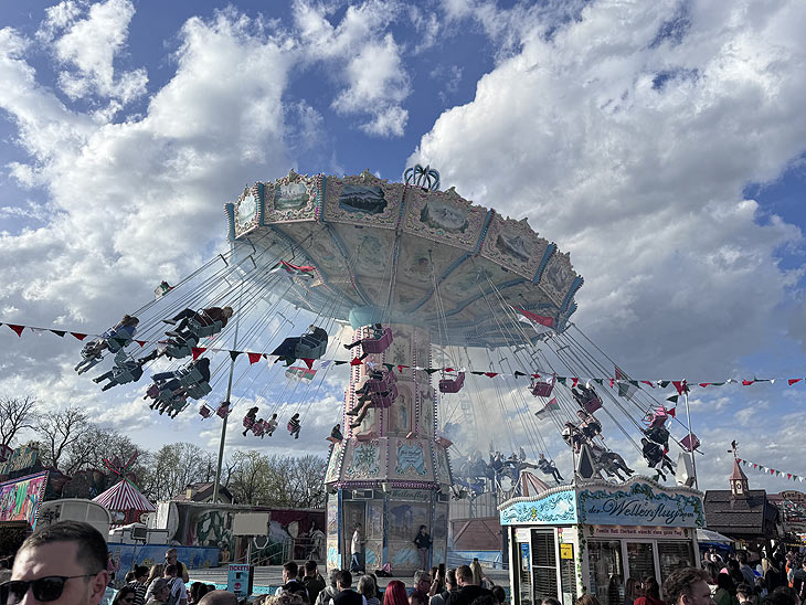Wellenflug  von Eberhard auf dem Osterplärrer 2024 in Augsburg (©Foto: Martin Schmitz)